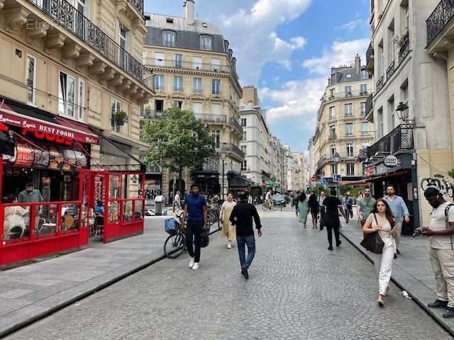 Autre à PARIS-2E