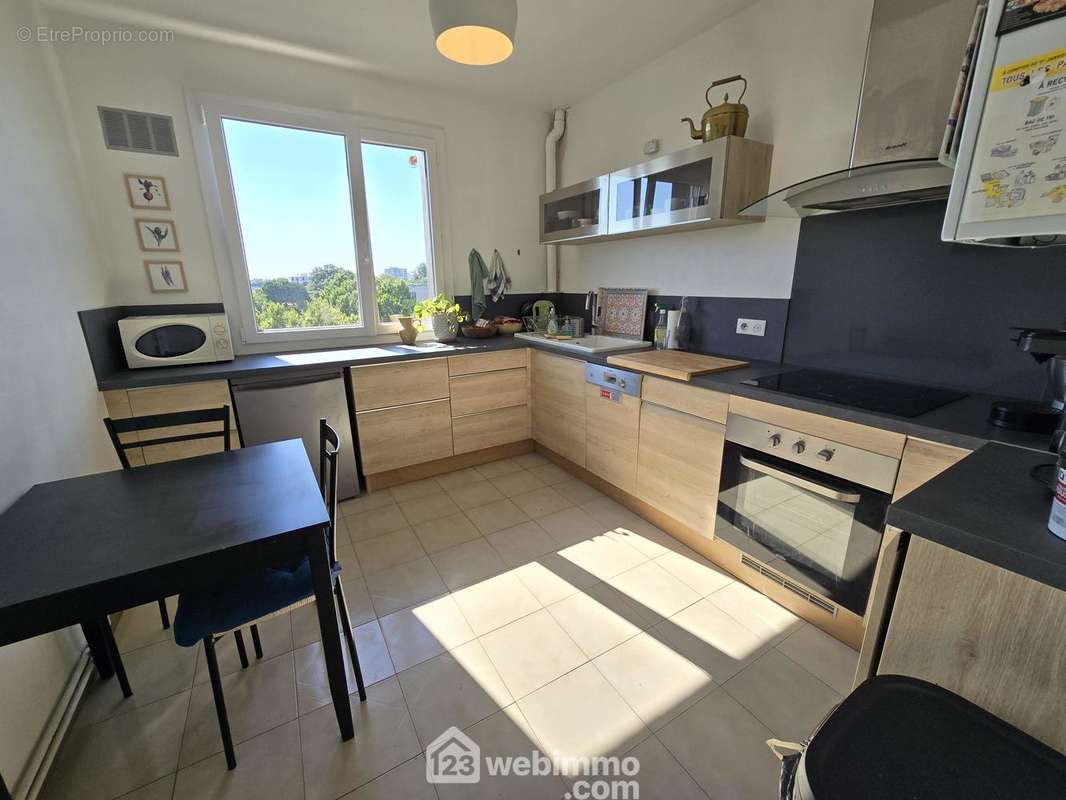 La cuisine fermée aménagée - Appartement à BORDEAUX