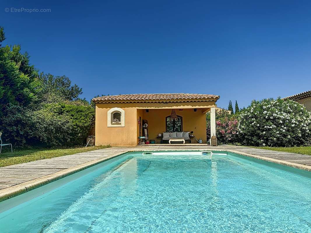 Piscine et pool-house - Maison à CABRIES