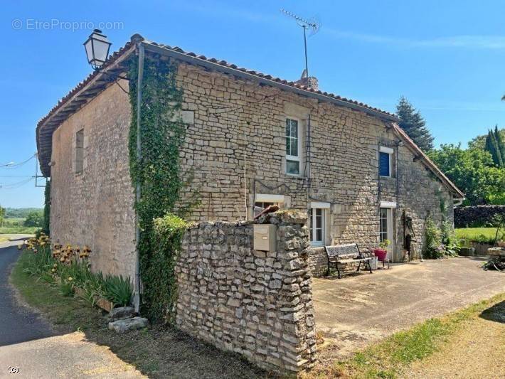 Maison à NANTEUIL-EN-VALLEE