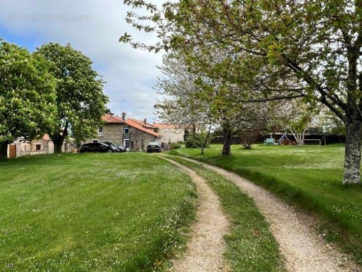 Maison à NANTEUIL-EN-VALLEE