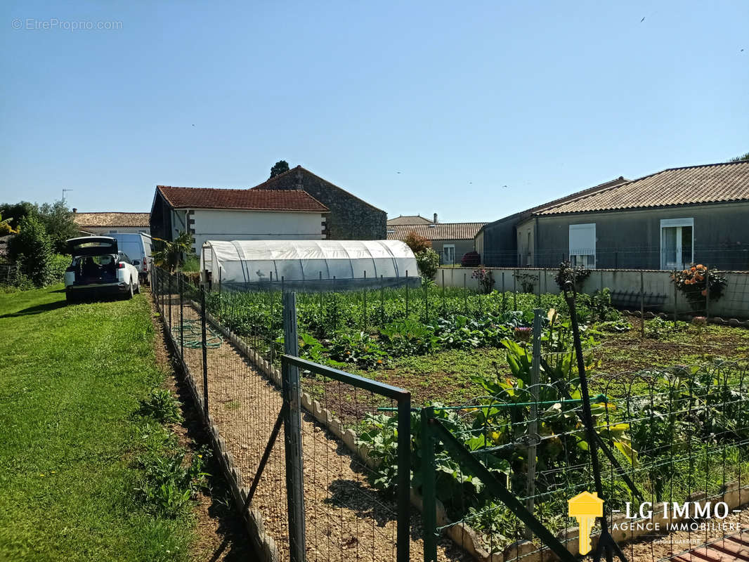 Maison à SAINT-BONNET-SUR-GIRONDE