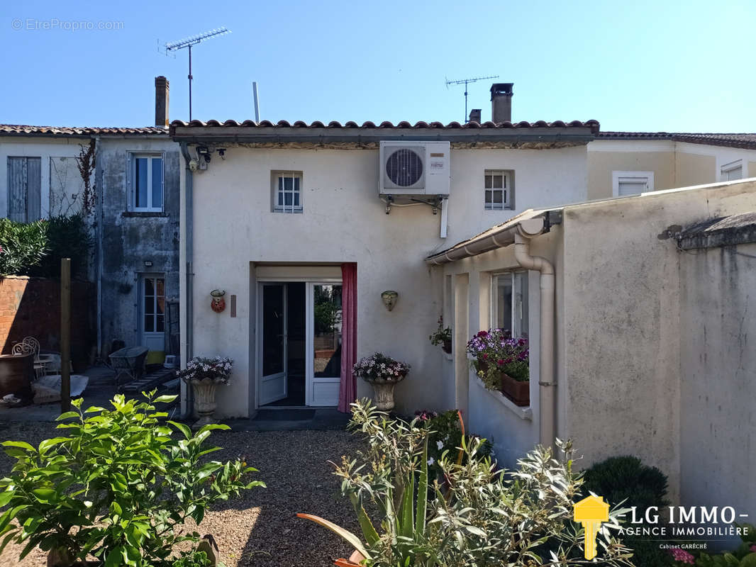 Maison à SAINT-BONNET-SUR-GIRONDE