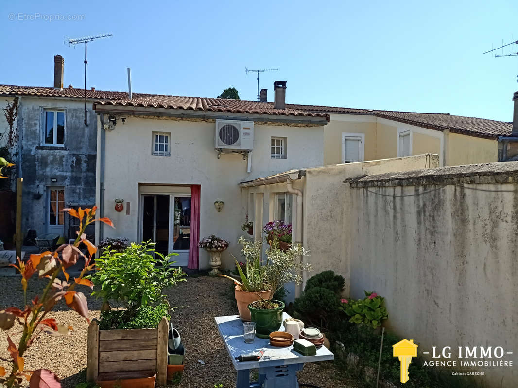 Maison à SAINT-BONNET-SUR-GIRONDE