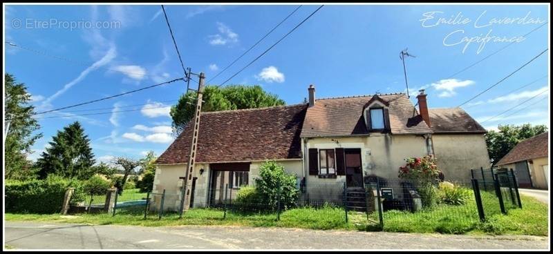 Maison à AZAY-LE-FERRON