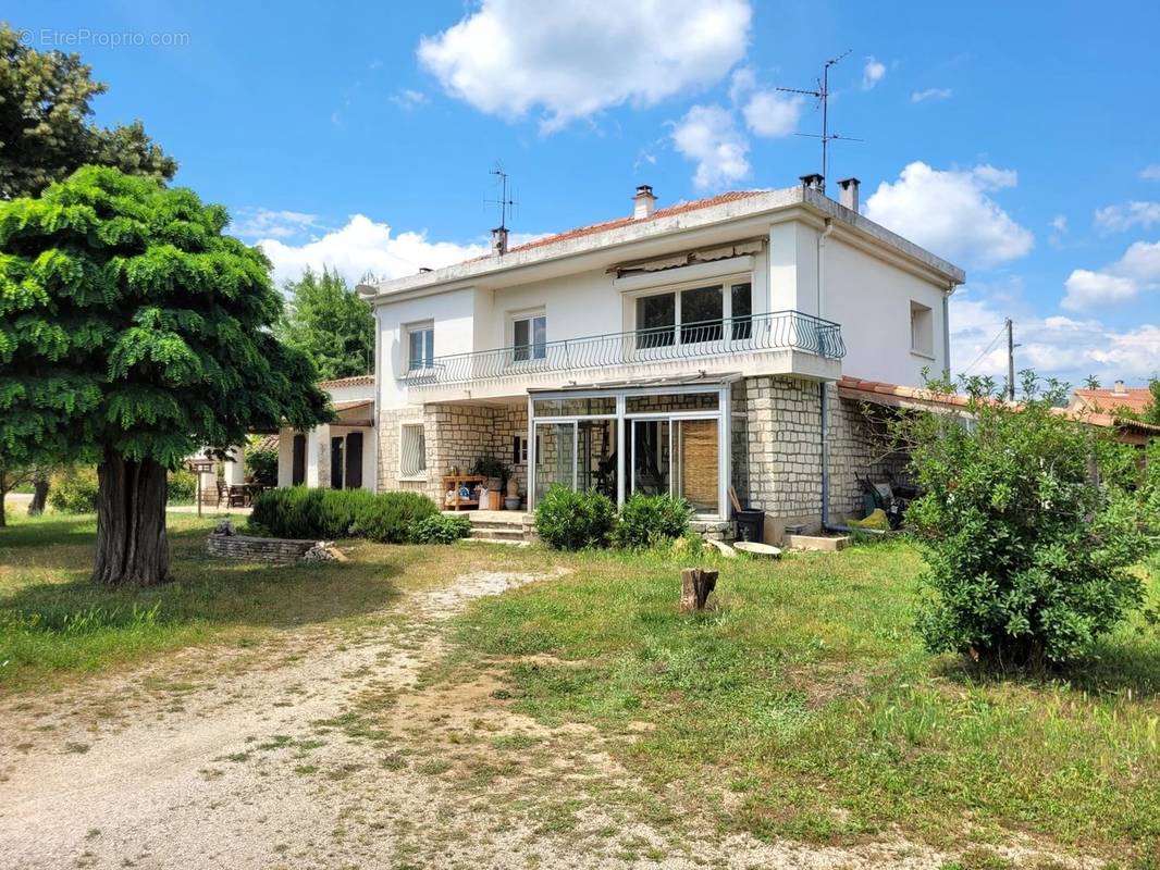 Maison à SAINT-JULIEN-LES-ROSIERS