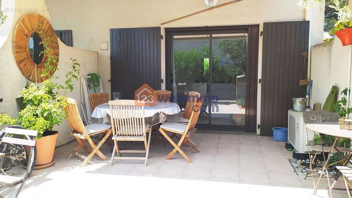 La cour/terrasse de 26m² nous accueille. - Appartement à SAINTES-MARIES-DE-LA-MER