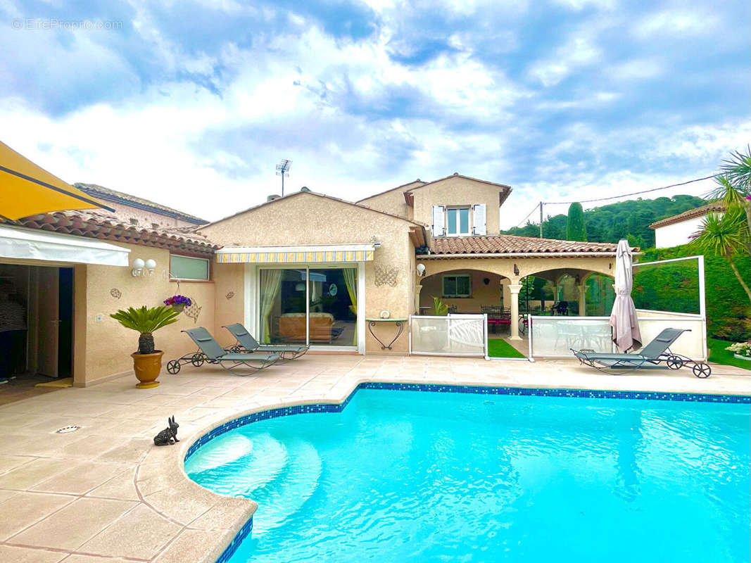 Maison à LA ROQUETTE-SUR-SIAGNE