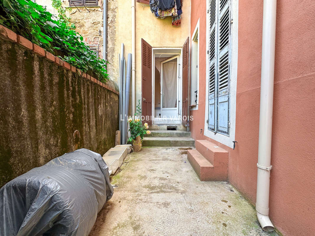 Appartement à COLLOBRIERES