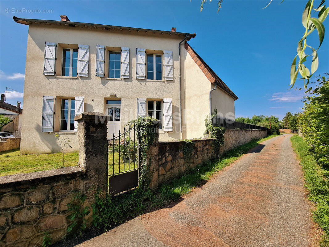 Maison à LE MAYET-DE-MONTAGNE