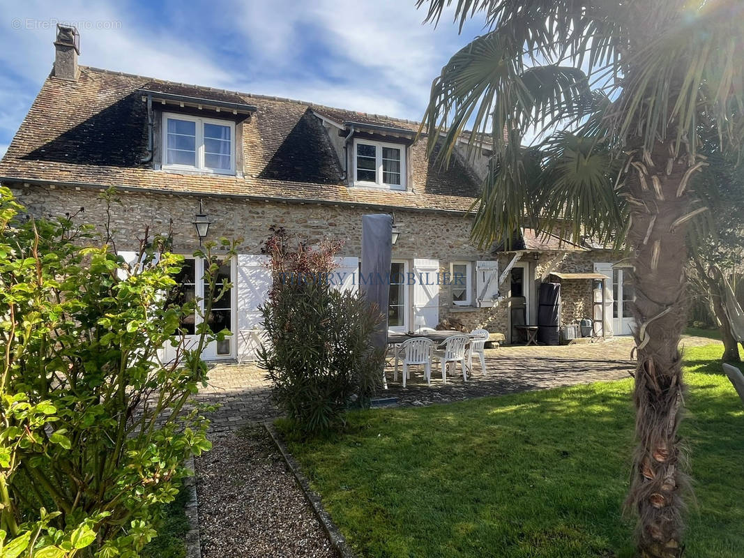 Maison à LA QUEUE-LES-YVELINES