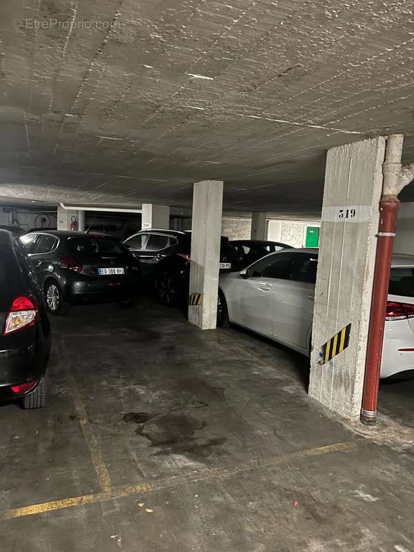 Parking à PARIS-17E