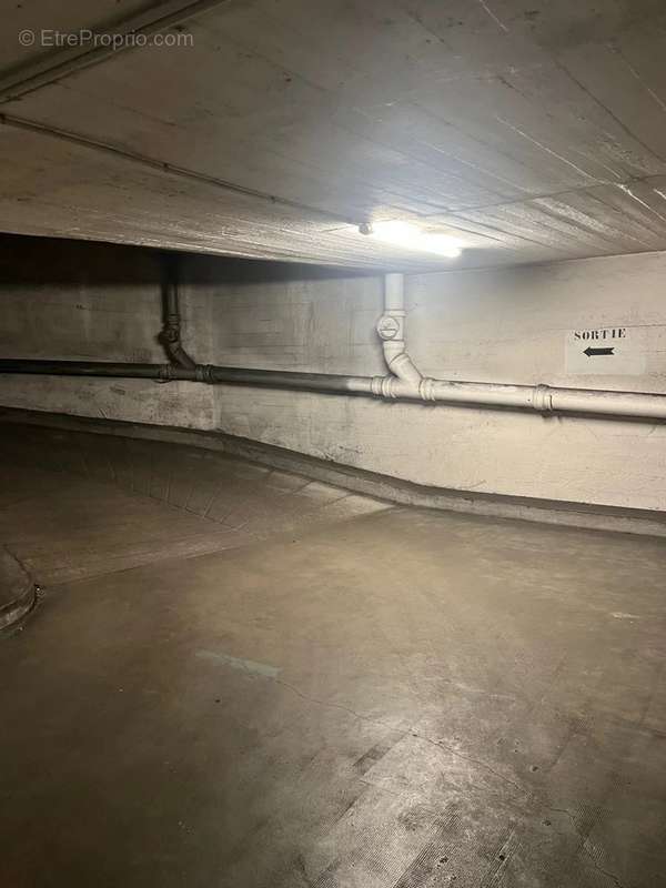 Parking à PARIS-17E