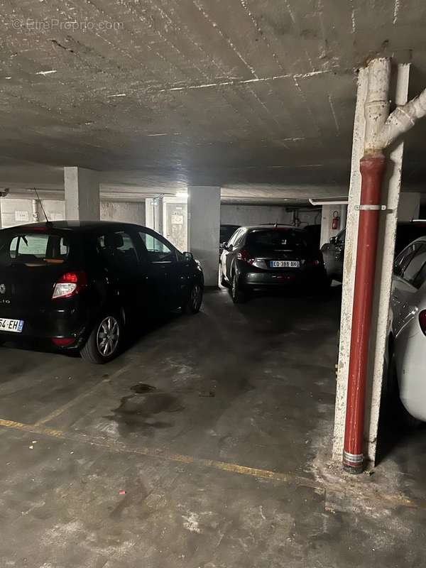 Parking à PARIS-17E