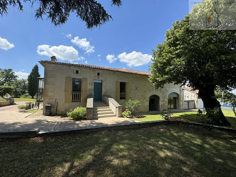 Maison à MONTMOREAU-SAINT-CYBARD