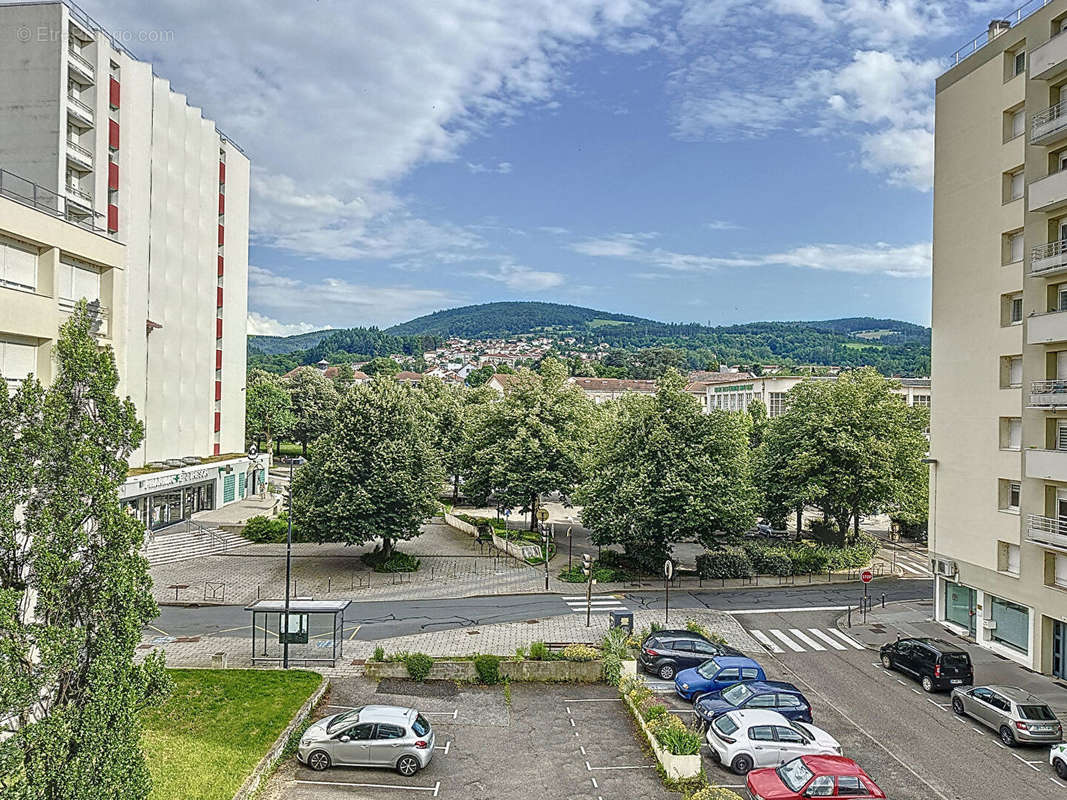 Appartement à LE CHAMBON-FEUGEROLLES