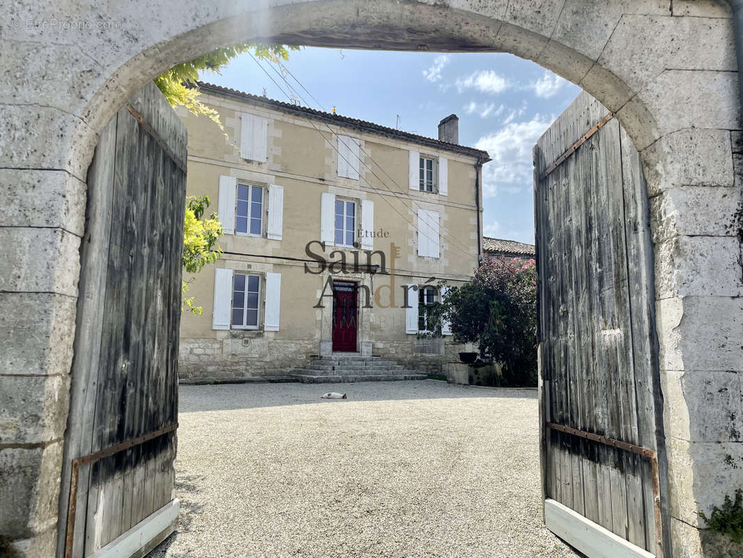 Maison à MAGNAC-SUR-TOUVRE