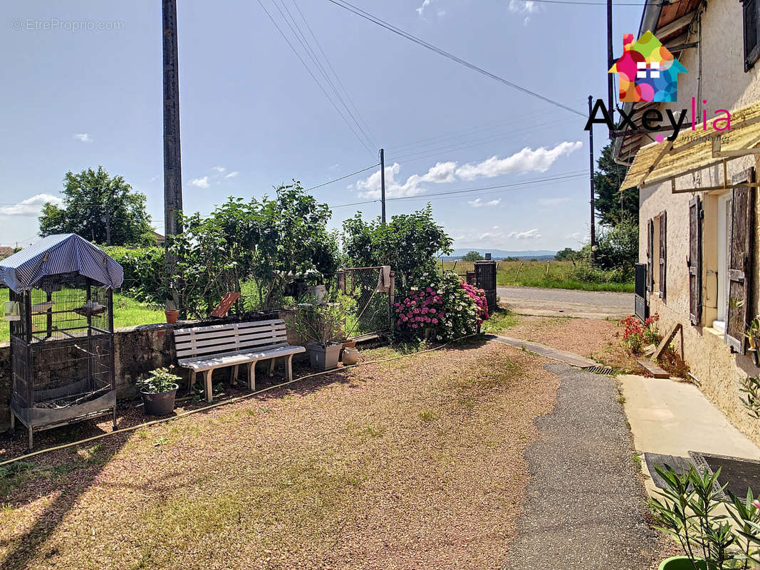 Maison à POUILLY-SOUS-CHARLIEU