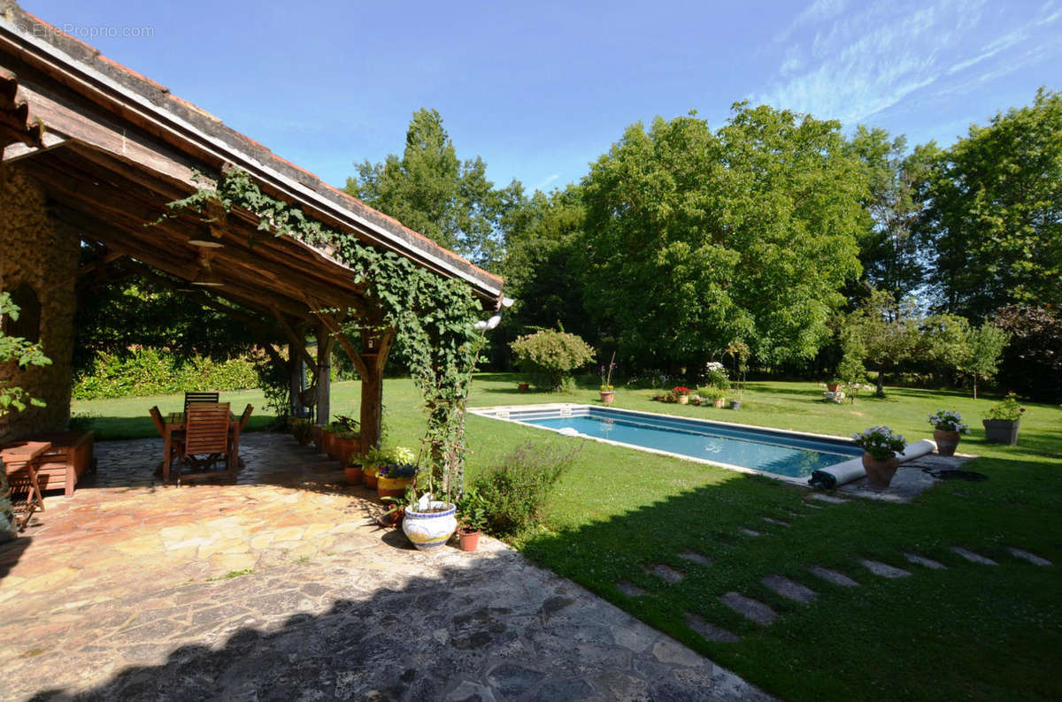 03 - Terrasse couverte-Covered terrace - Maison à LOUBERSAN