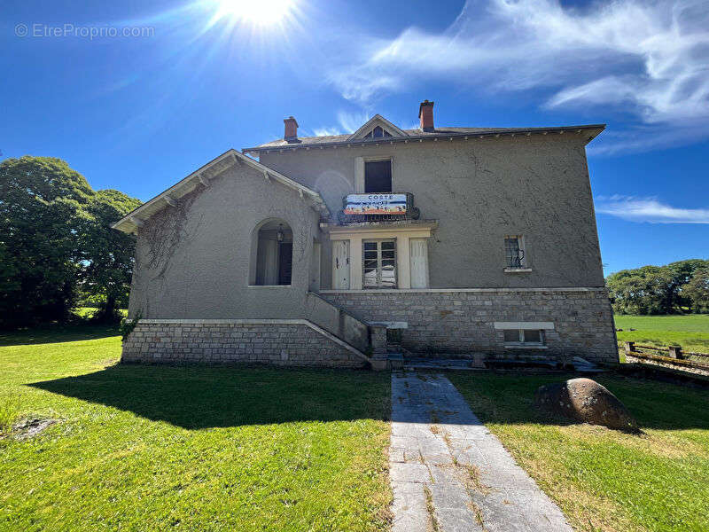 Maison à LA JONCHERE-SAINT-MAURICE