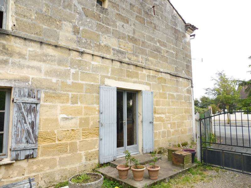 Maison à SAINT-MEDARD-DE-GUIZIERES