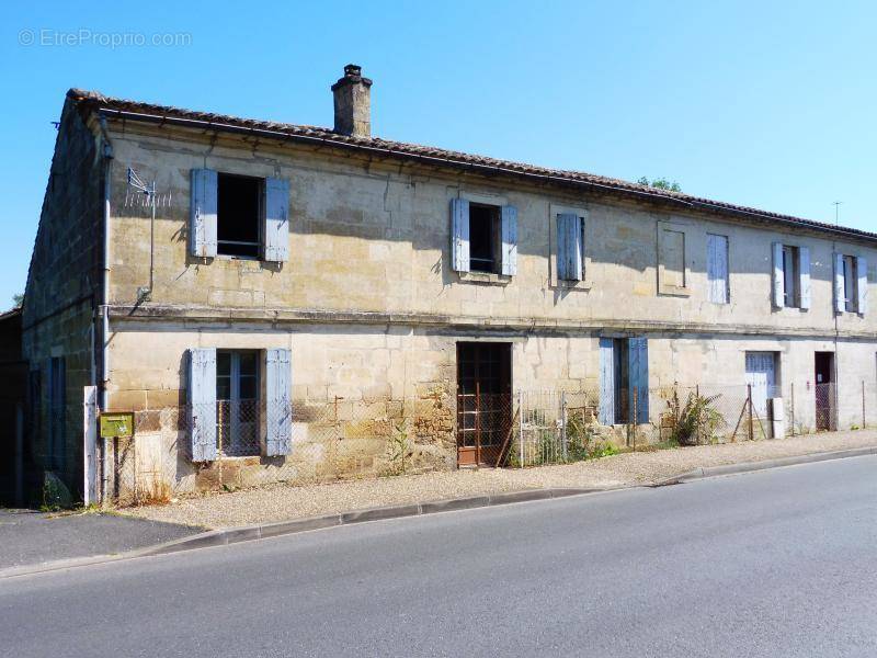 Maison à SAINT-MEDARD-DE-GUIZIERES