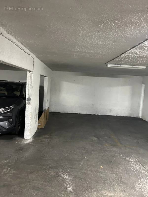 Parking à PARIS-8E