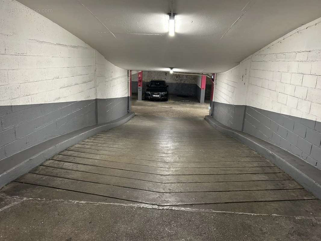 Parking à PARIS-8E