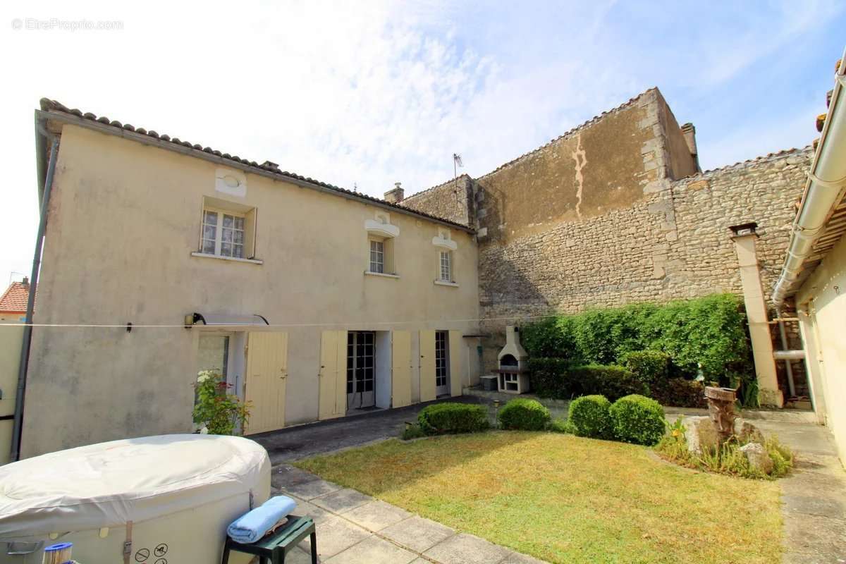 Maison à SAINT-FORT-SUR-GIRONDE