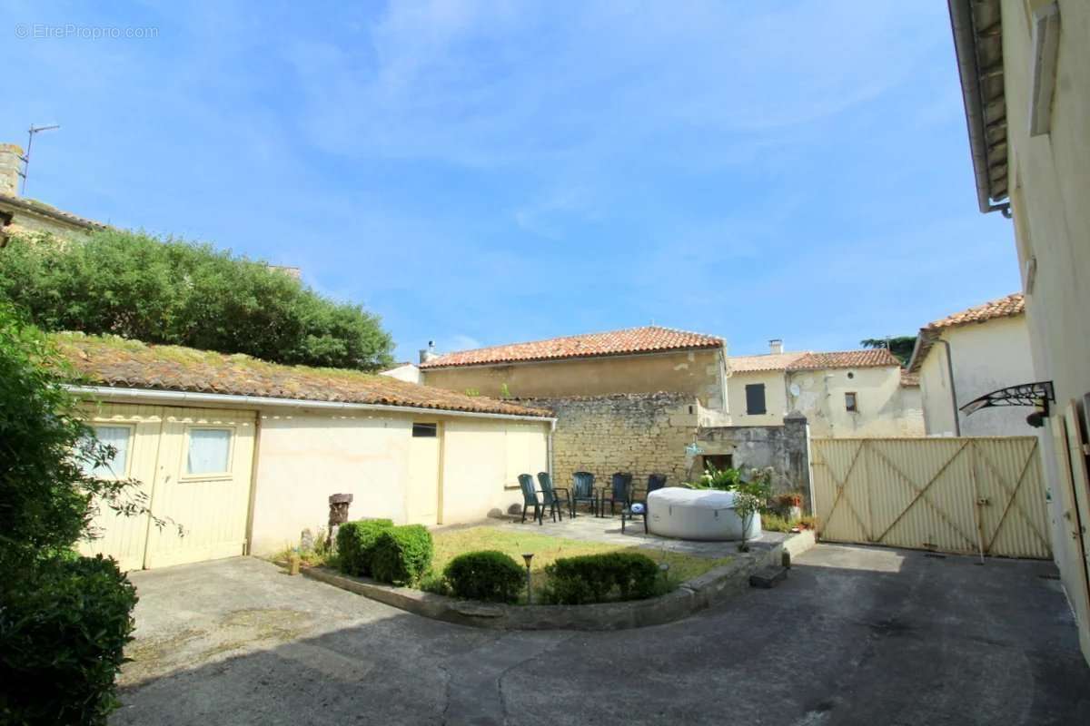 Maison à SAINT-FORT-SUR-GIRONDE