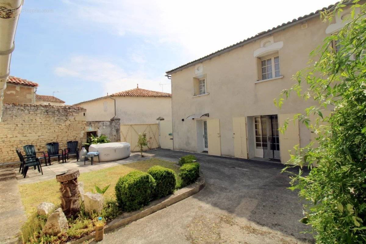 Maison à SAINT-FORT-SUR-GIRONDE