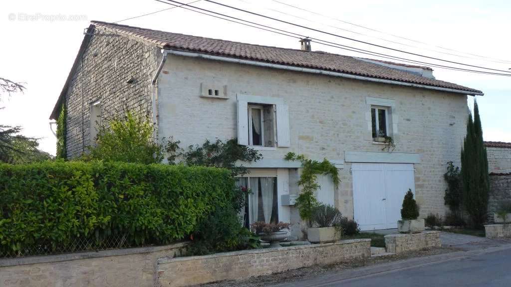 Maison à SAINT-AMANT-DE-BOIXE