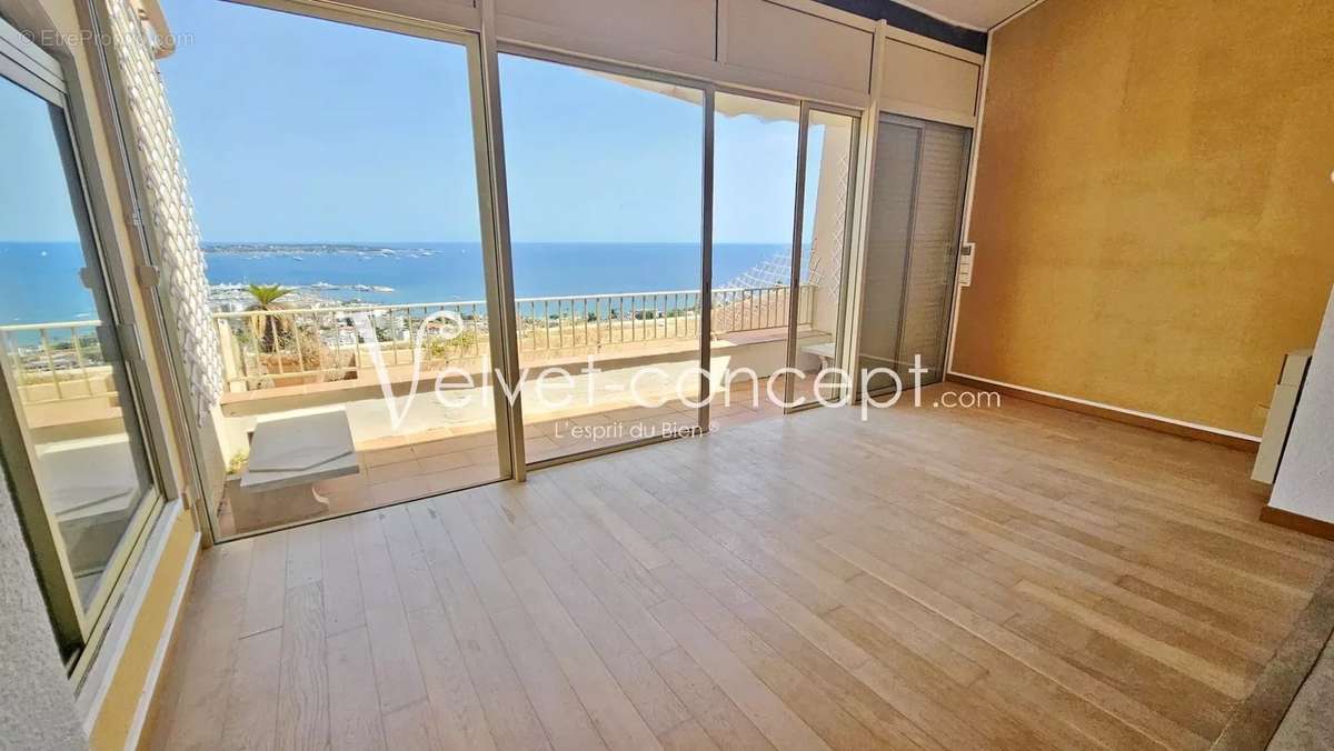 Appartement à VALLAURIS