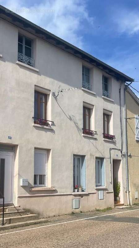 Appartement à CHAZELLES-SUR-LYON