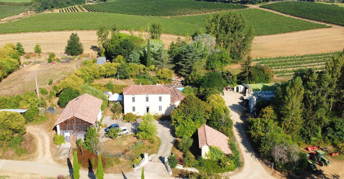 FACADE WITH OUTBUILDINGS - Maison à CASTERA-VERDUZAN