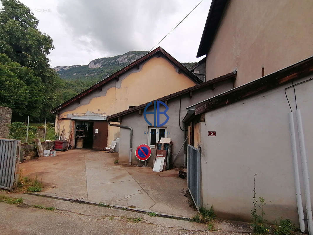 Commerce à VIRIEU-LE-GRAND