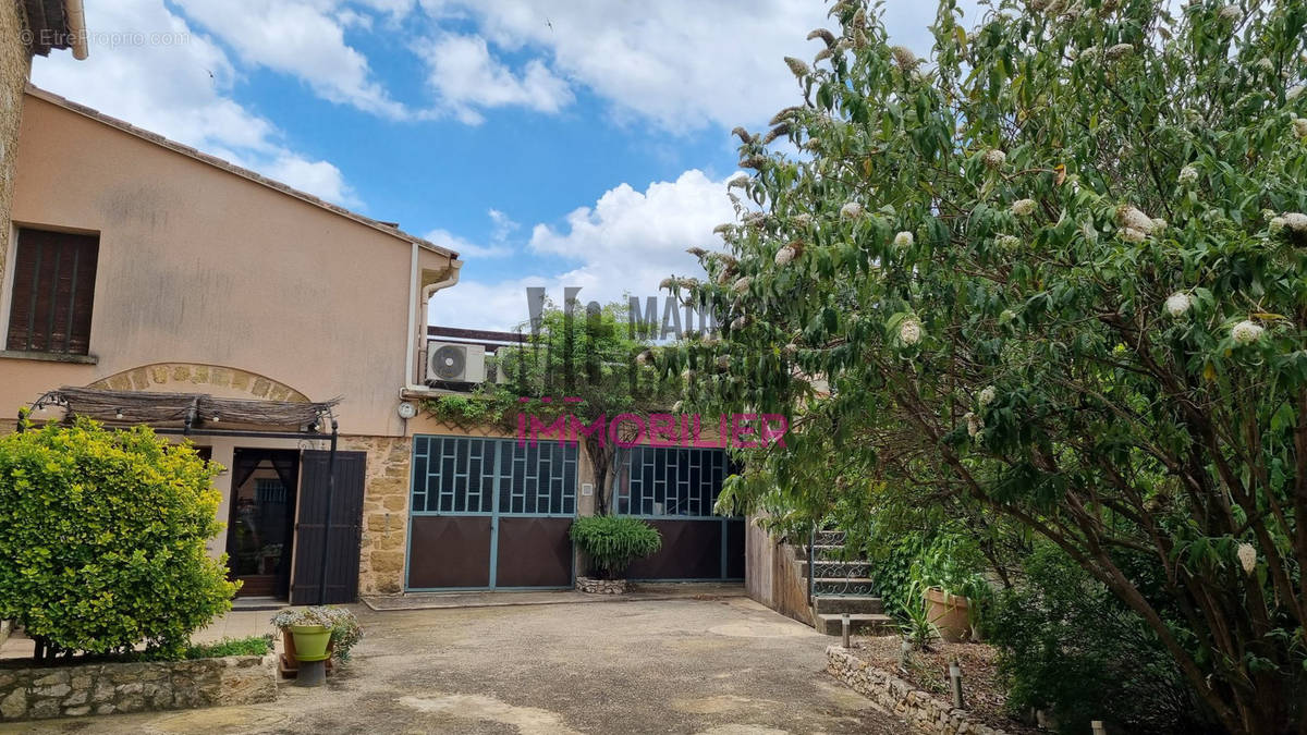 Maison à ENTRAIGUES-SUR-LA-SORGUE