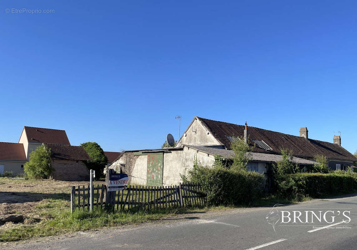 Maison à VILLAINES-LA-CARELLE