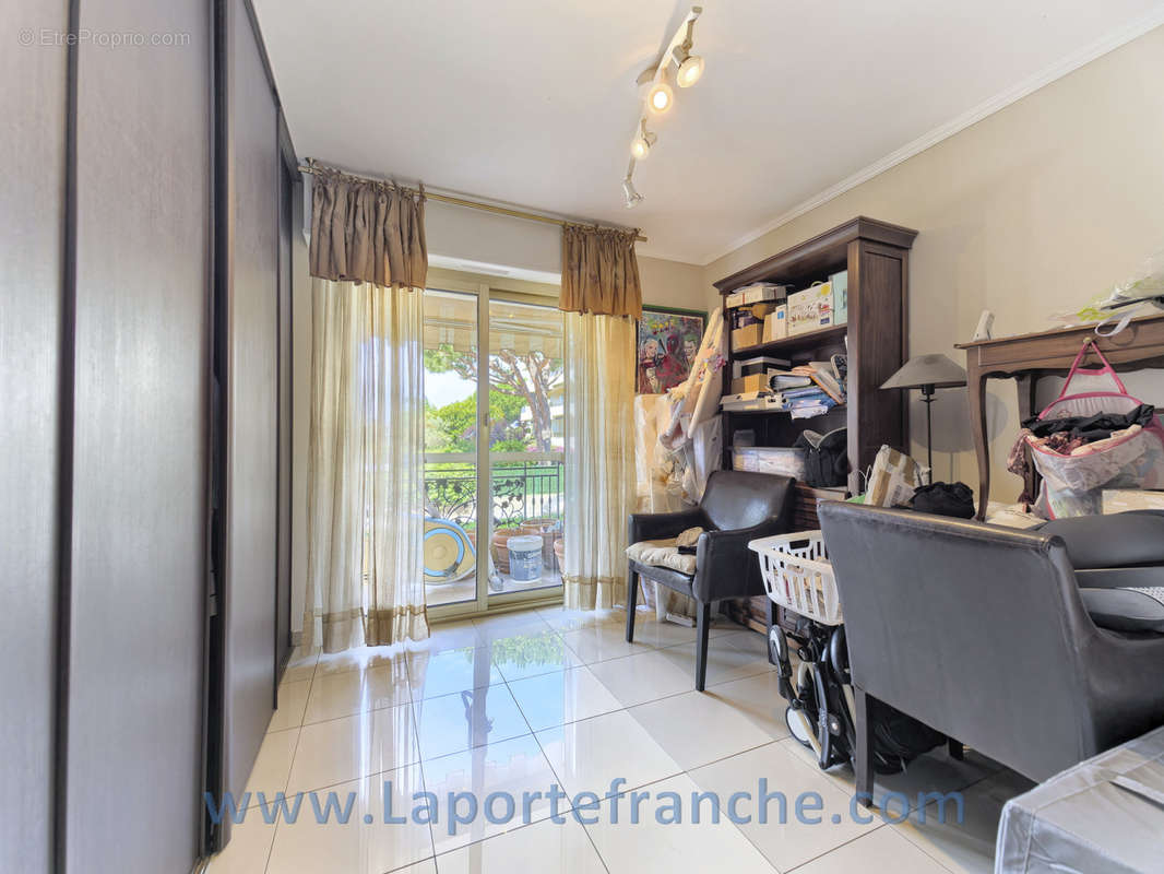 Appartement à SAINT-LAURENT-DU-VAR