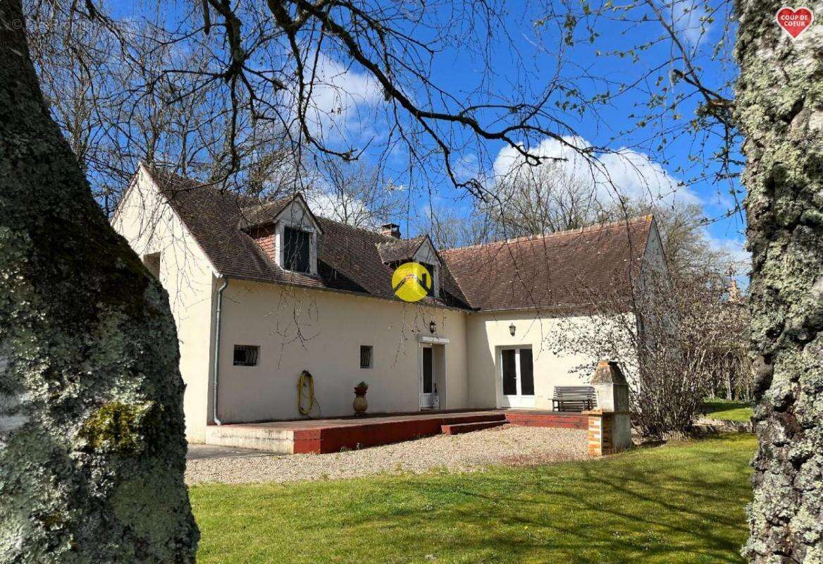 Maison à AINAY-LE-CHATEAU