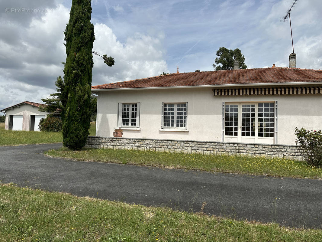 Maison à LA ROCHE-CHALAIS