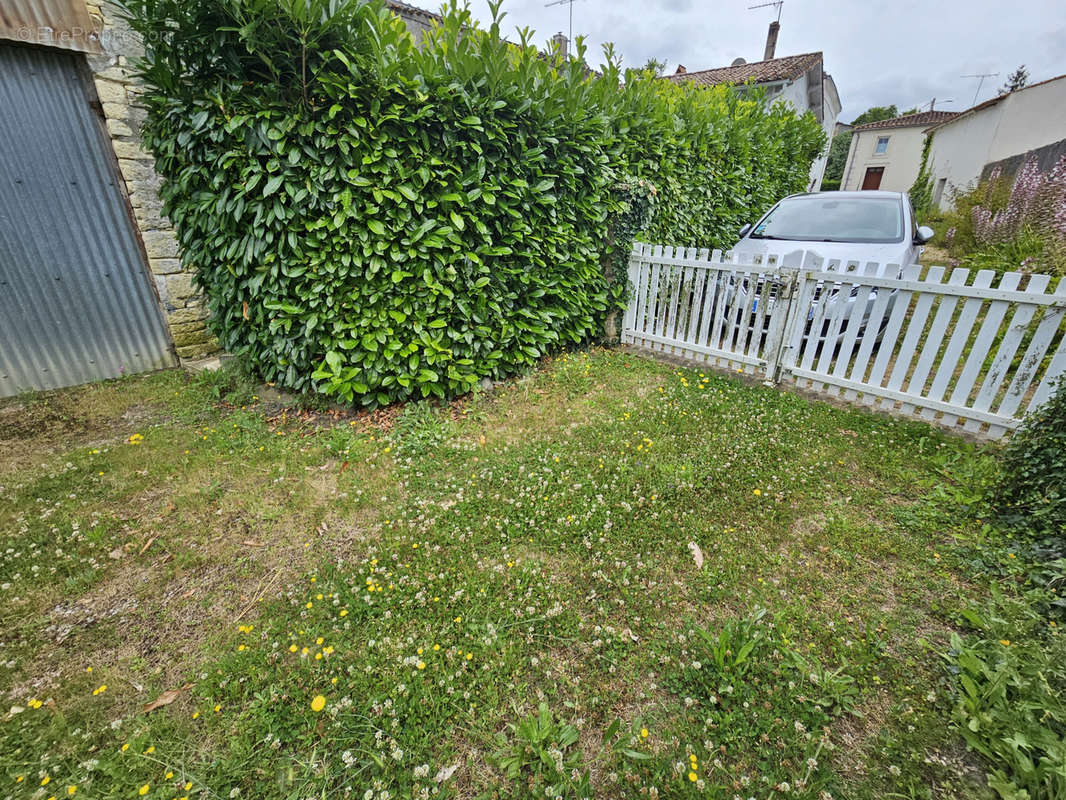 Maison à LE VANNEAU-IRLEAU