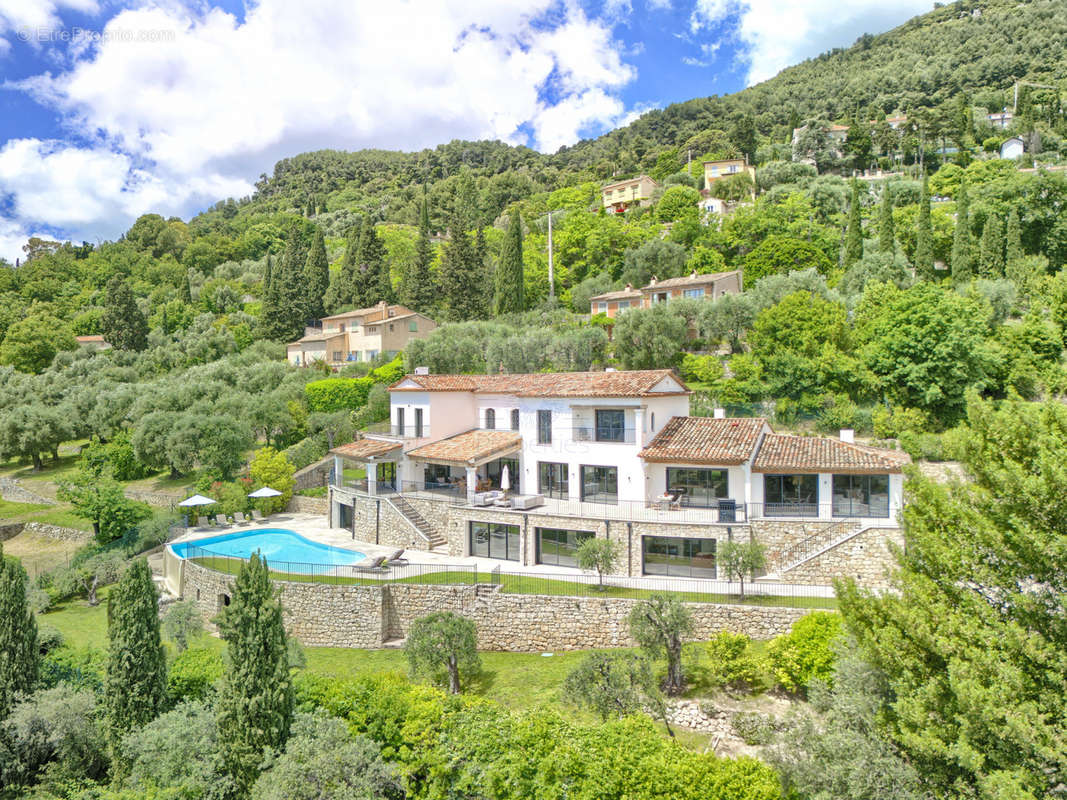 Maison à CHATEAUNEUF-GRASSE