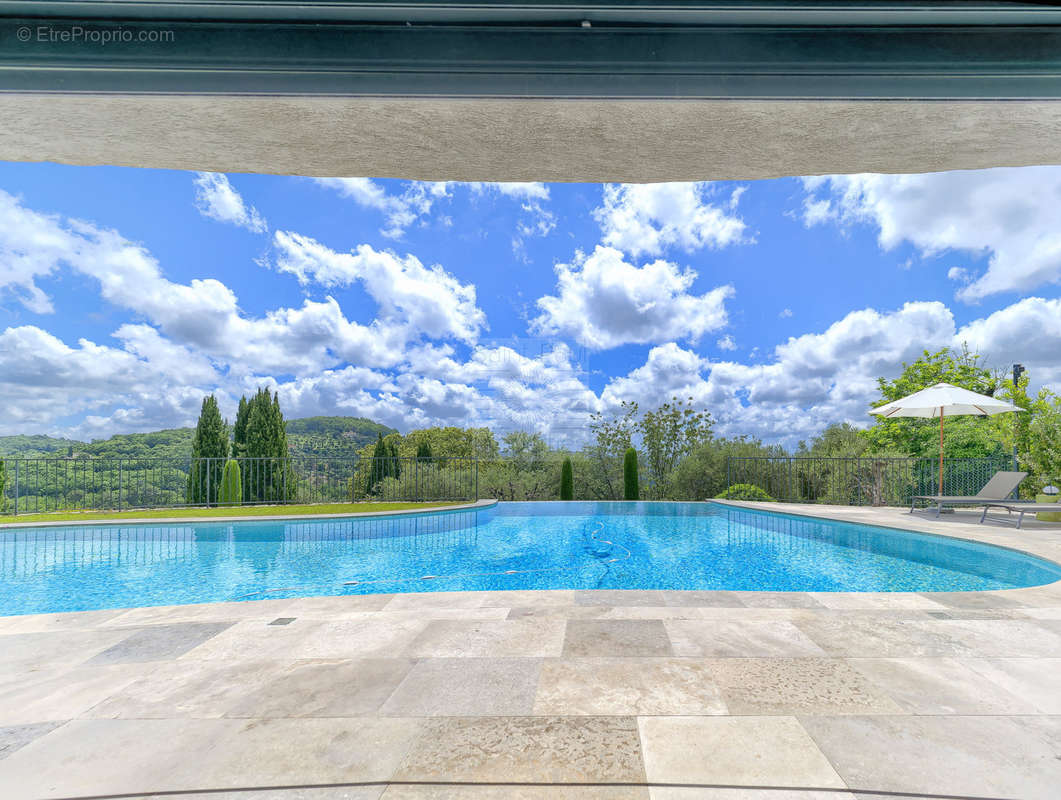 Maison à CHATEAUNEUF-GRASSE