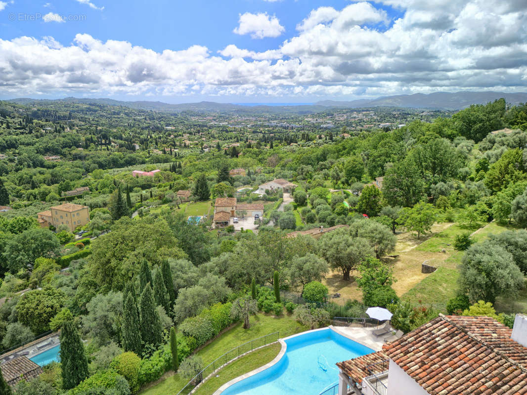 Maison à CHATEAUNEUF-GRASSE