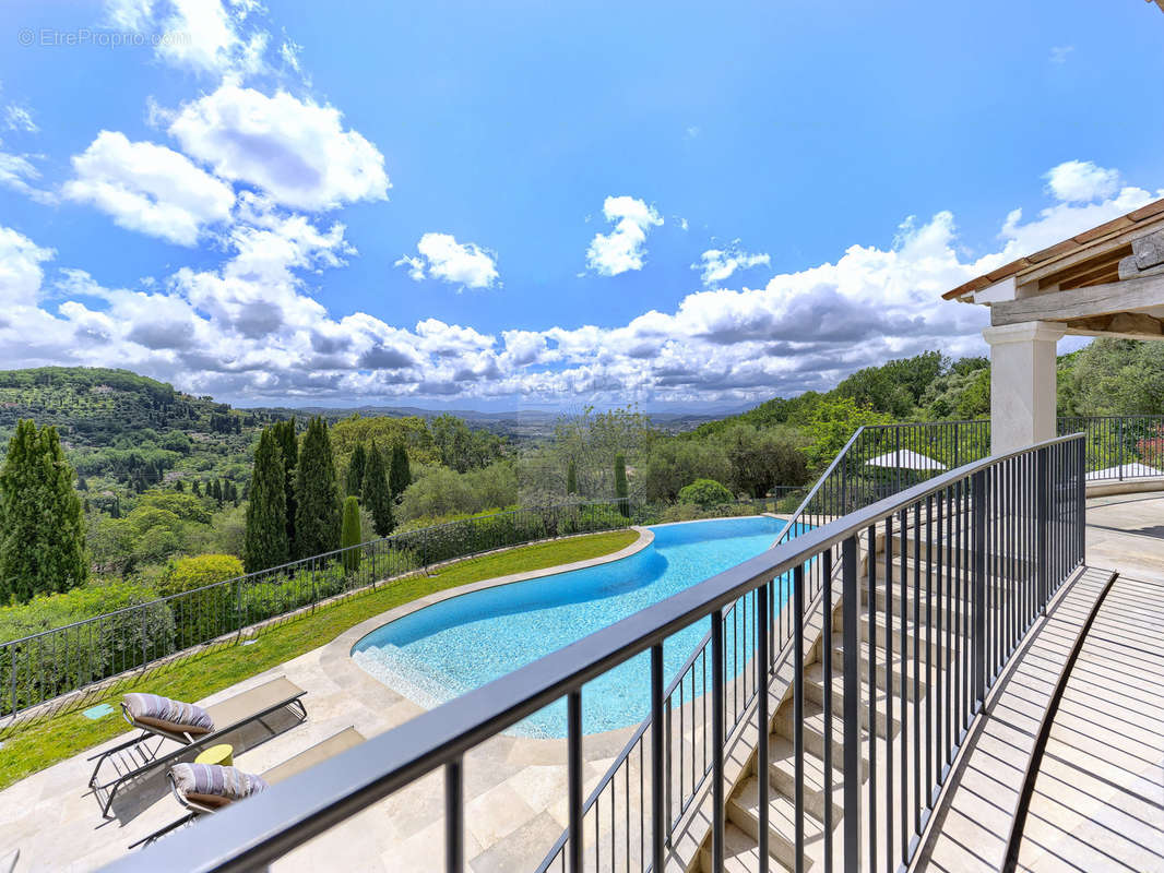 Maison à CHATEAUNEUF-GRASSE