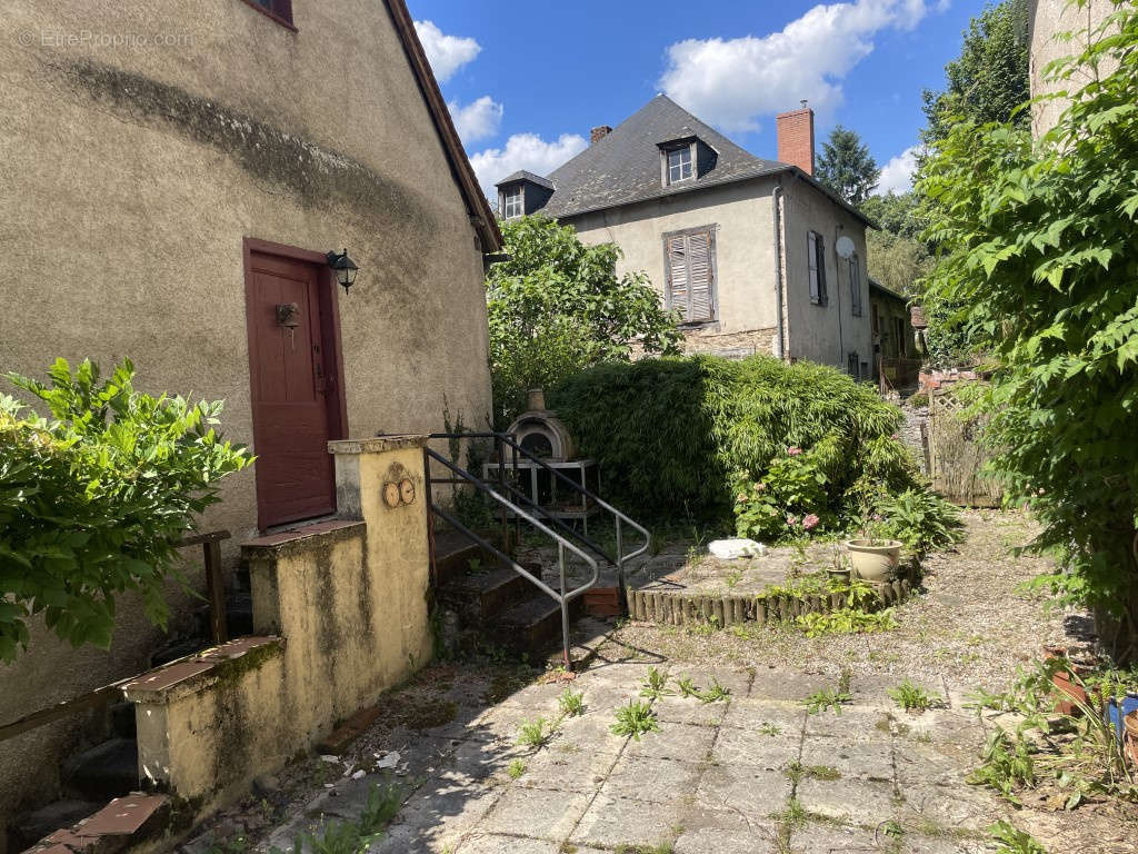 Maison à SEGUR-LE-CHATEAU