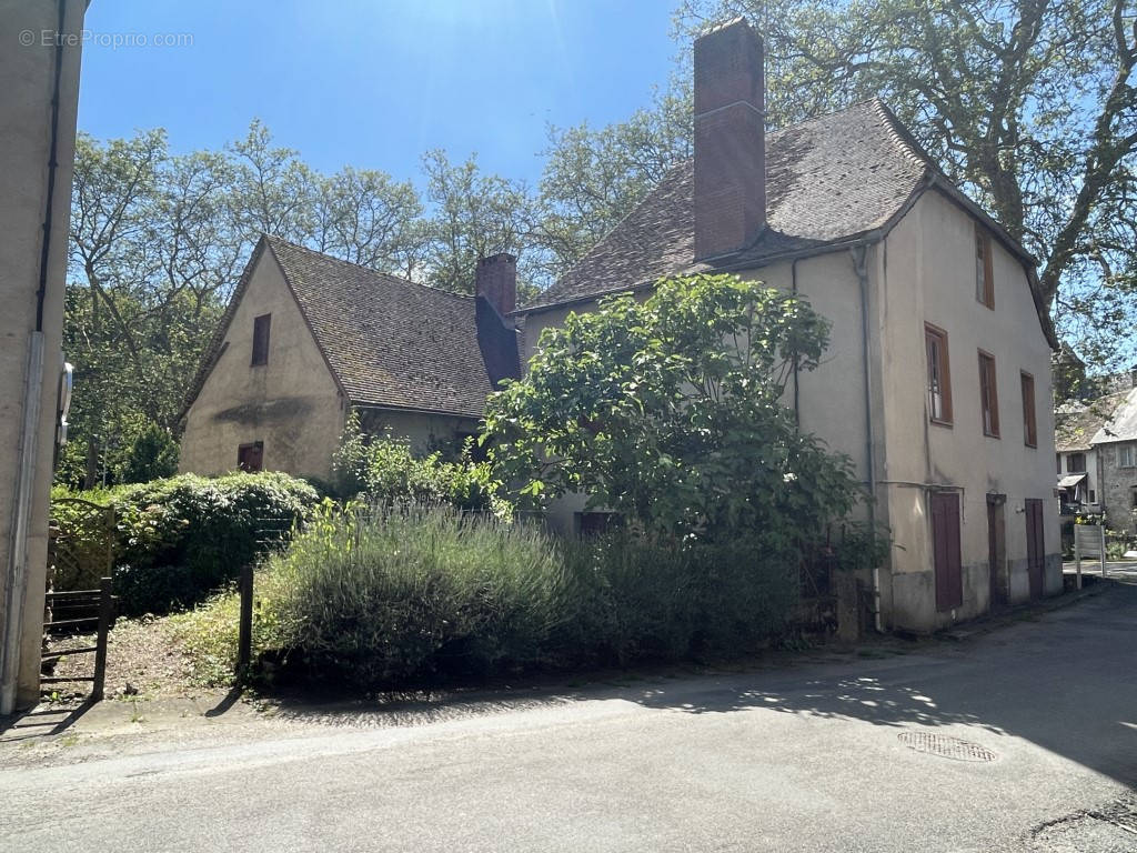 Maison à SEGUR-LE-CHATEAU