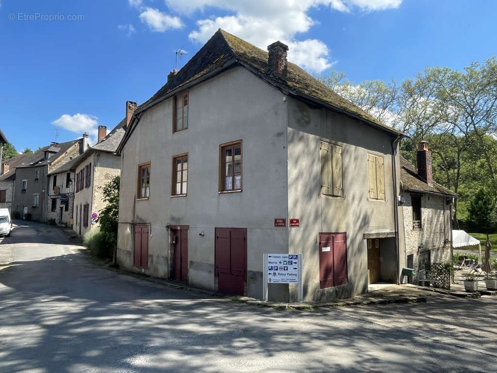 Maison à SEGUR-LE-CHATEAU