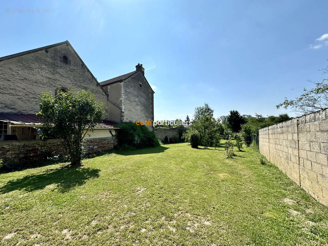 Maison à SAINT-JULIEN-DU-SAULT